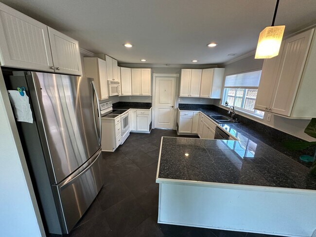 Foto del edificio - Charming Single-Level Home with Spacious L...