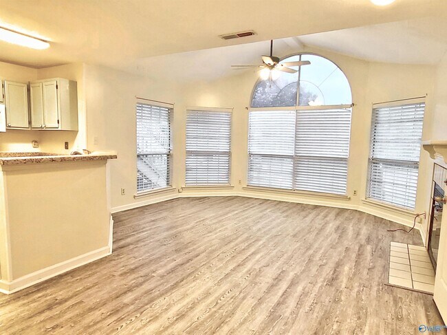 Foto del edificio - 219 Waters Edge Ln