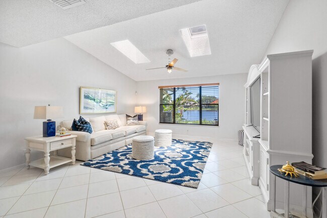Foto del edificio - 428 Lake Pointe S Ln