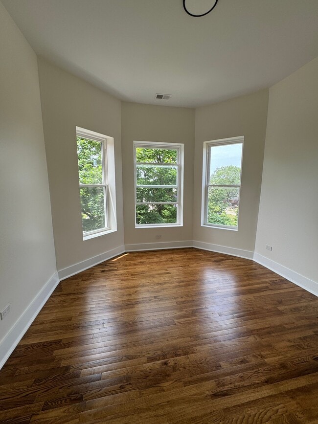 Building Photo - 4927 S Prairie Ave