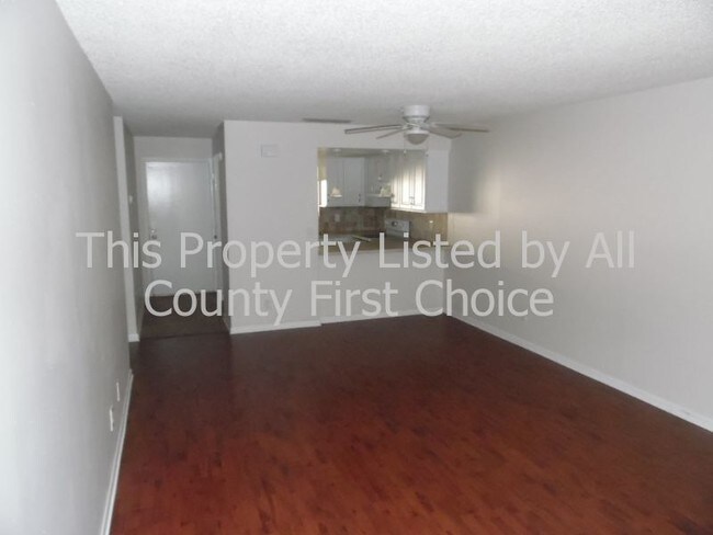 Foto del edificio - 215 Valencia Blvd