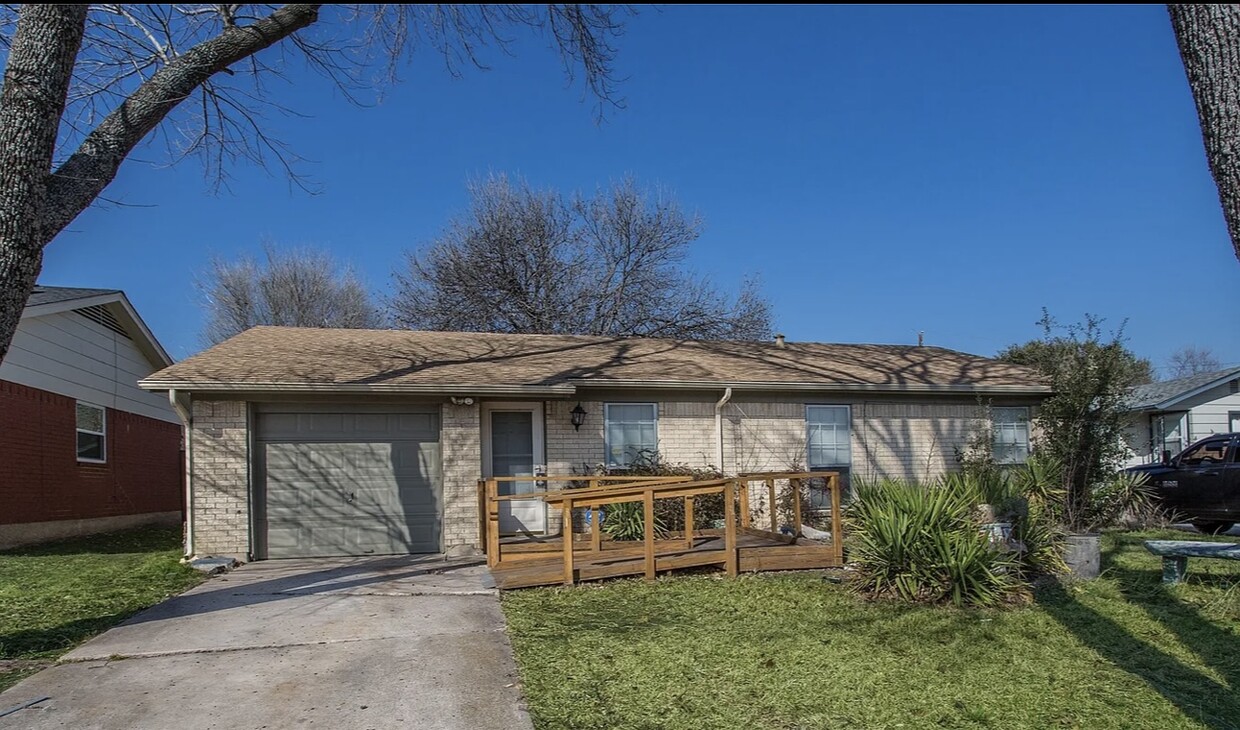 Primary Photo - 2430 May Ln