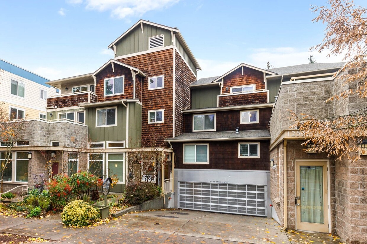 Foto principal - 12534 15th Ave NE