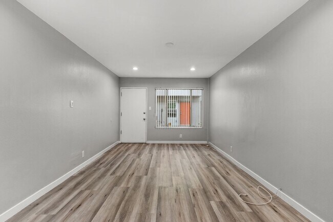 Foto del edificio - 10442 Lampson Ave