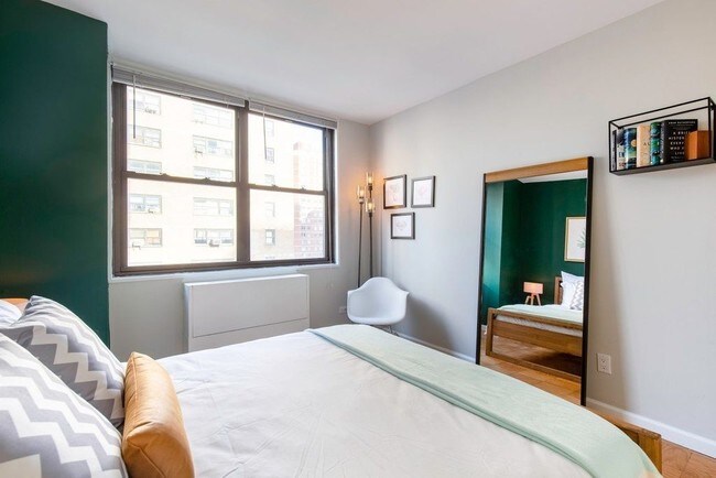 Foto del edificio - 215 E 37th St