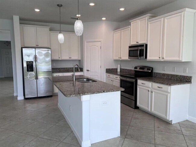 Building Photo - "Spacious 5-Bed Retreat with Elegant Hardwood & Granite Finishes in Tampa – 3 Full Baths & 3264 S...