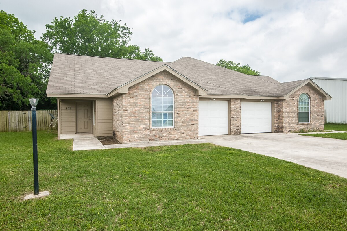 131 Country Gardens, Seguin, TX 78155 Townhome Rentals in Seguin TX