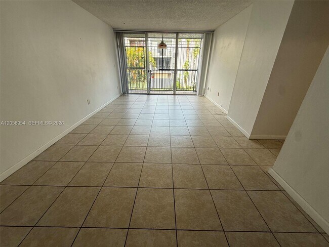 Foto del edificio - 8841 W Flagler St