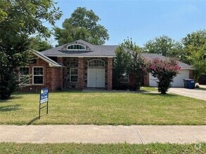 Building Photo - 208 Douglas Dr