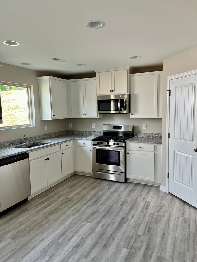 Room in House on Slippery Elm Dr - Room in House on Slippery Elm Dr