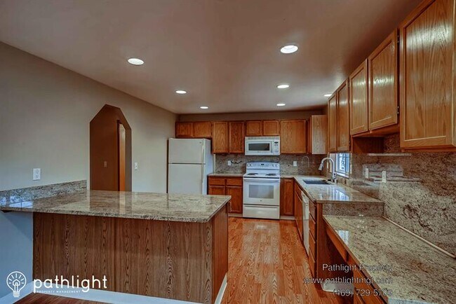 Building Photo - 13906 NE 45th St