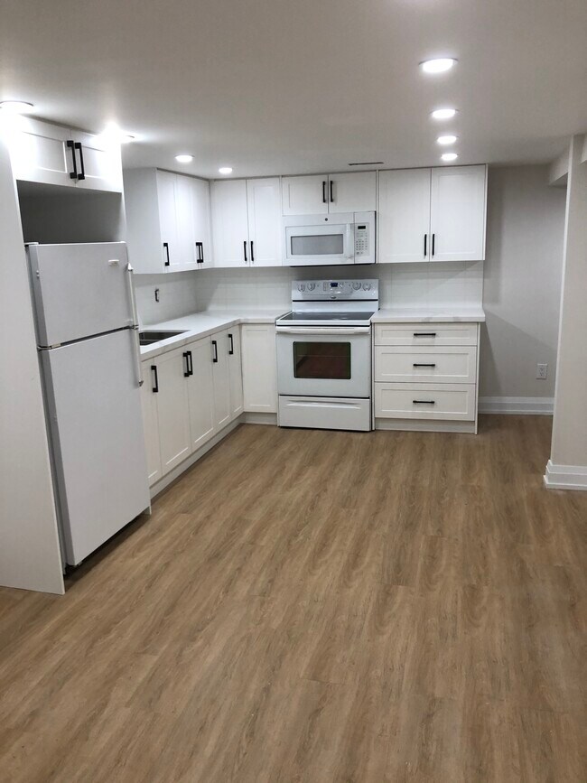 Building Photo - 88 Binswood Av
