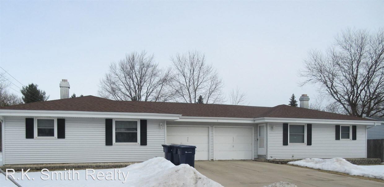 Foto principal - 905-907 Black Bridge Rd