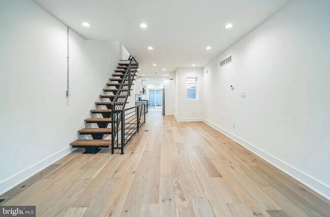 Building Photo - 1309 S 32nd St