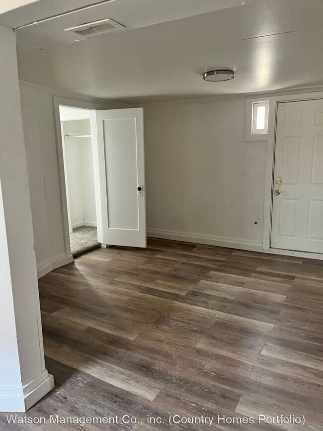Building Photo - 3 br, 1.5 bath House - 923 E Bridgeport