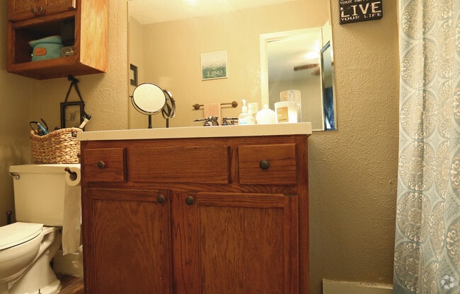 3x2 Master Bath - Taliesin Apartments