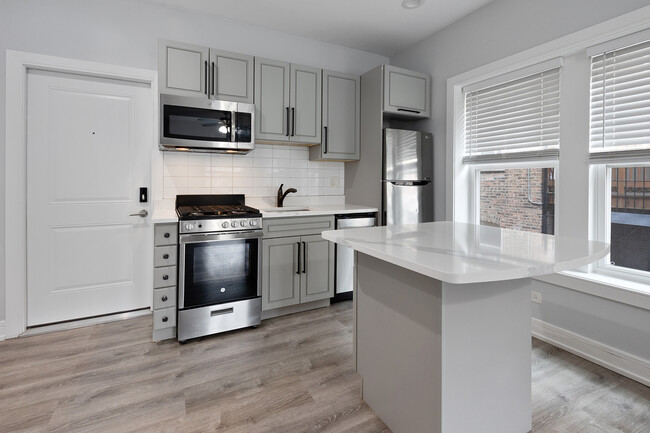 Building Photo - 1059 W Glenlake Ave