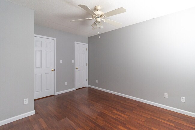 Foto del edificio - 913 Hazelbrook Way