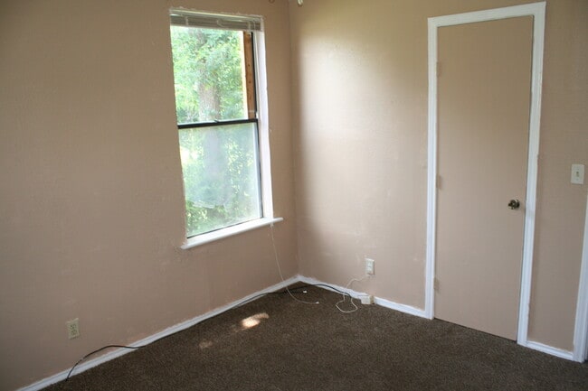 Building Photo - Coming Soon! 3 BED 1 BATH! Schedule a tour today!