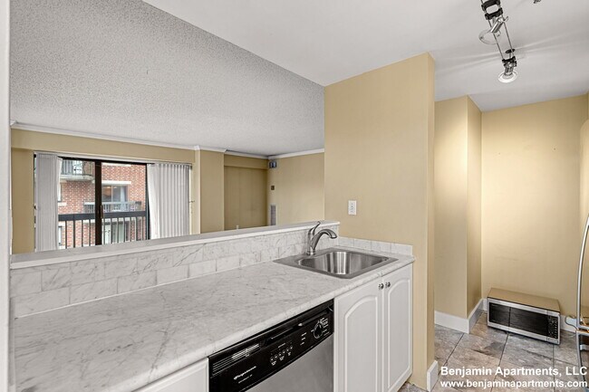 Foto del edificio - 15 North Beacon St