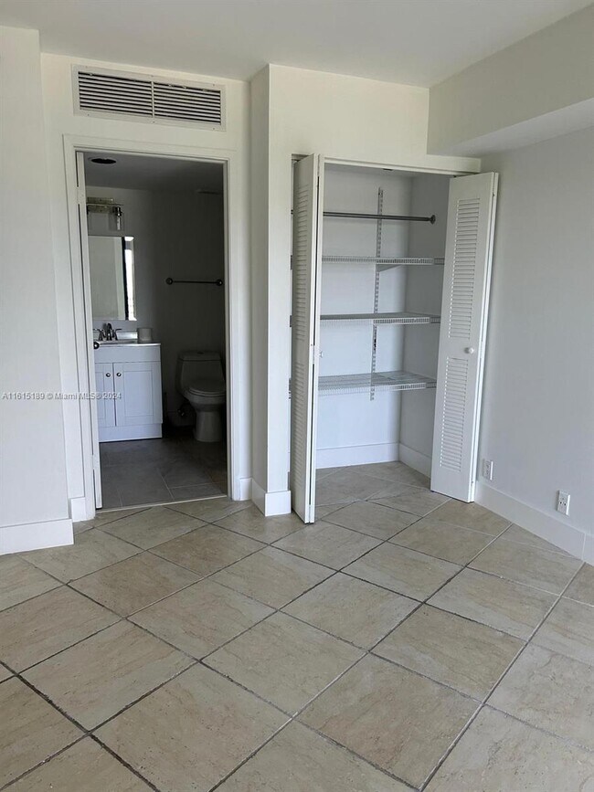 Foto del edificio - 3300 NE 191st St