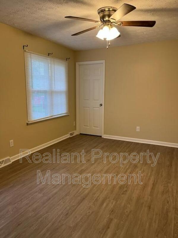 Building Photo - 108 Oakwood Dr