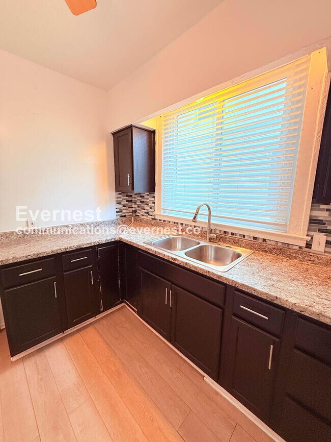 Foto del edificio - 4 Bed/2 Bath Home with Fenced Yard / Vouchers Accepted / Available Soon!
