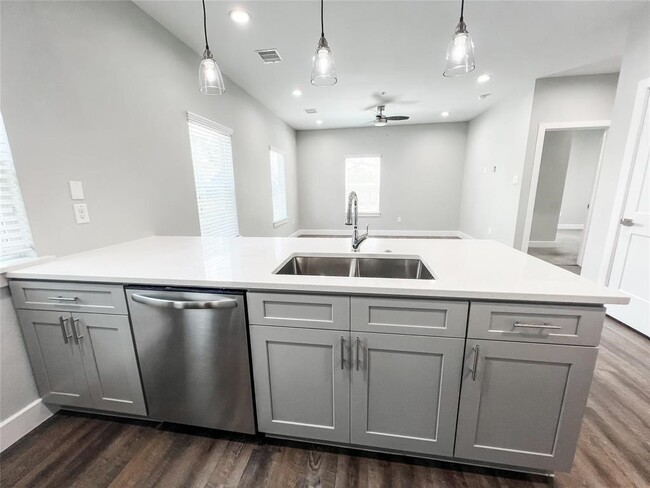 Building Photo - 144 W 5th St