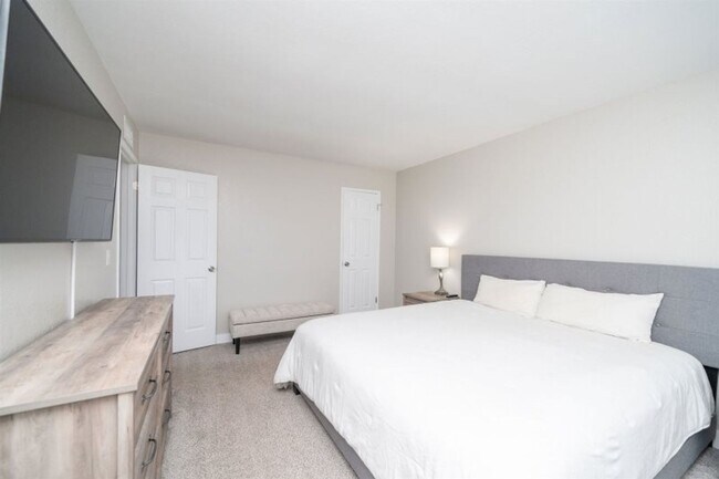 Building Photo - Downtown Condo with Utilities Included