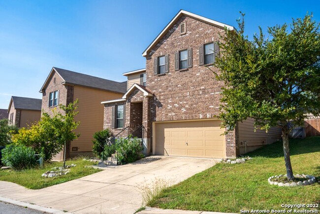 Foto del edificio - Comfortable Living in a Gated Community Near It All