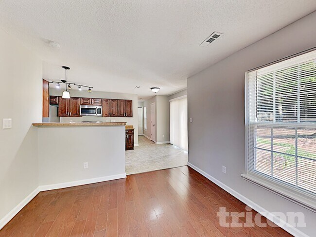 Building Photo - 701 Barbee Farm Dr