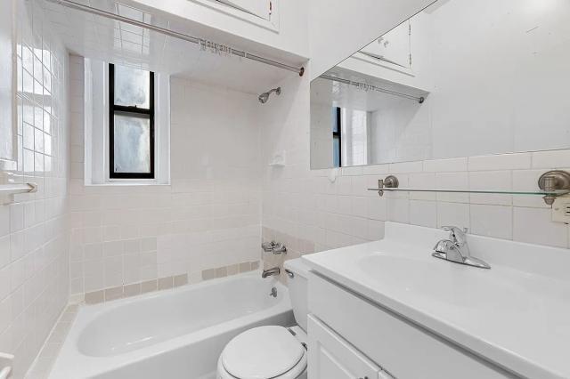 Building Photo - 3 bedroom in NEW YORK NY 10009