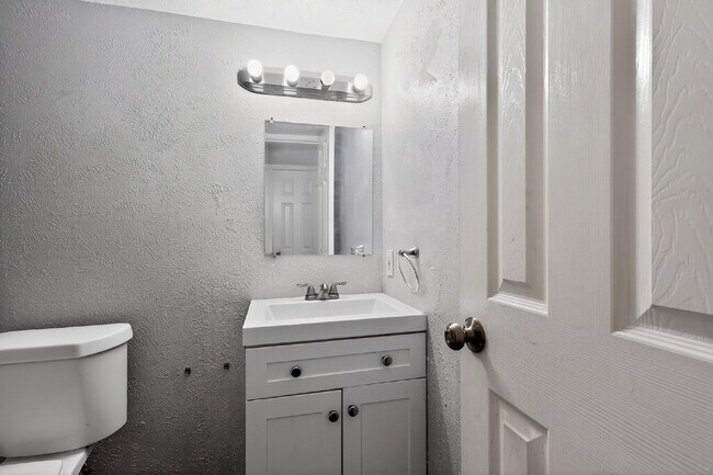 Foto del edificio - 3BR/2BA Houston Home — Bright, Spacious & Move-In Ready with Spacious Backyard