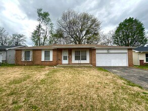 Building Photo - 2839 S Dayton Ave