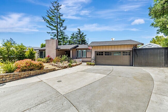Building Photo - 13431 Holiday Ct