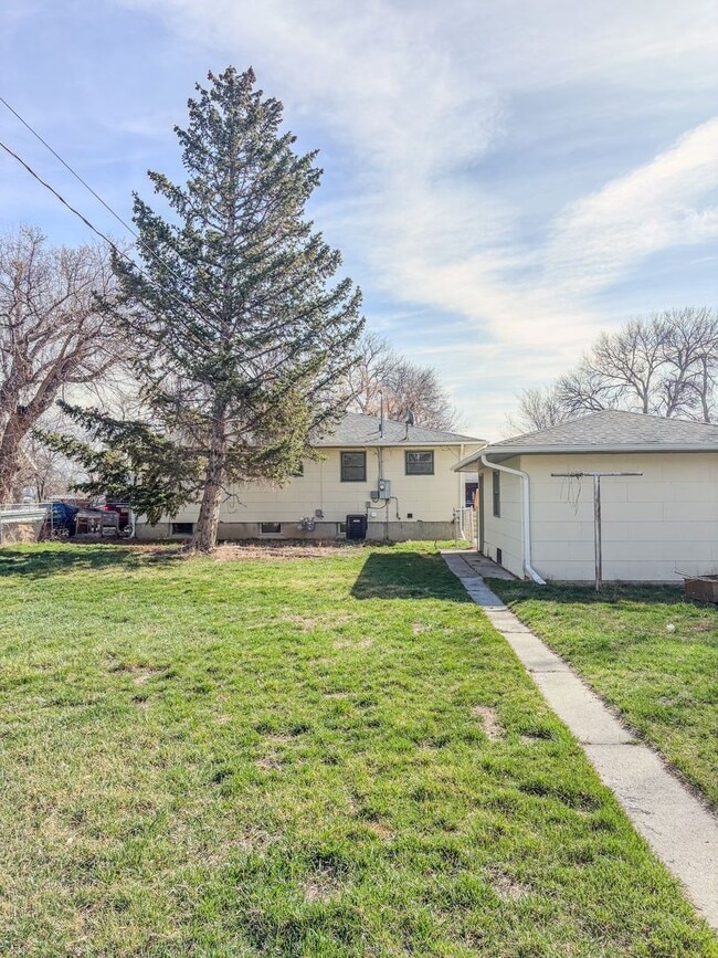 Building Photo - 3 bed 1 bath Laurel Home Available Now!