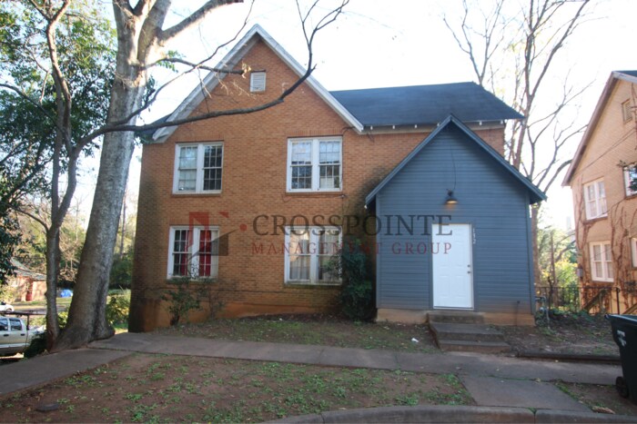 Foto principal - Available Now! 2 bedroom in Historic Charn...