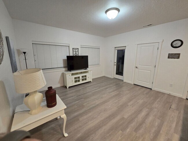 Foto del edificio - 5566 Cherry Ln
