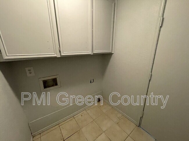 Foto del edificio - 9830 E 37th St