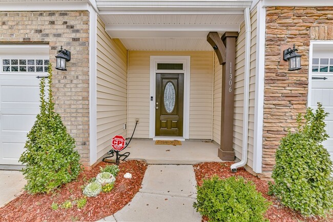 Building Photo - Immaculate Townhouse