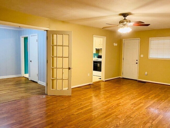 Building Photo - Nice 3 Bedroom Home in Belhaven!!