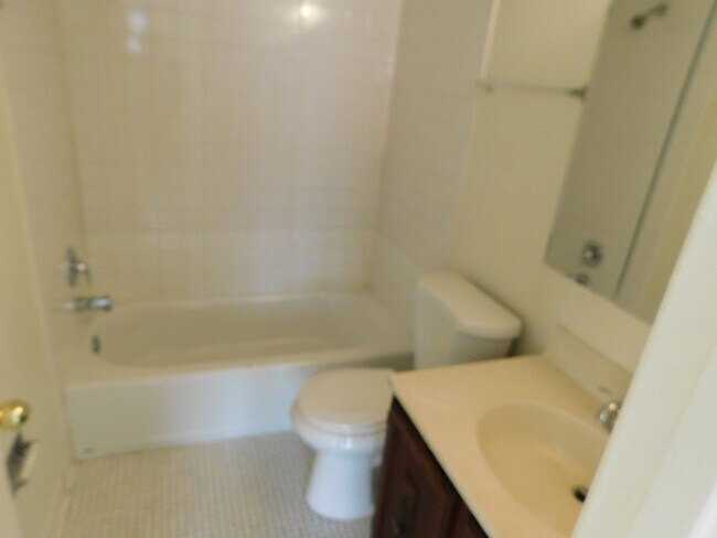 Foto del edificio - Large 1 Bed  Condo, w/Bonus Room (Office?) & 1 1/2 Bath
