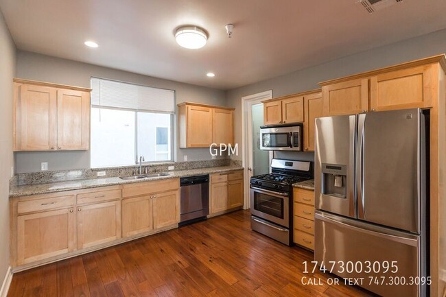 Foto del edificio - MOVE-IN SPECIAL! - LUXURY TOWNHOME IN NOHO!