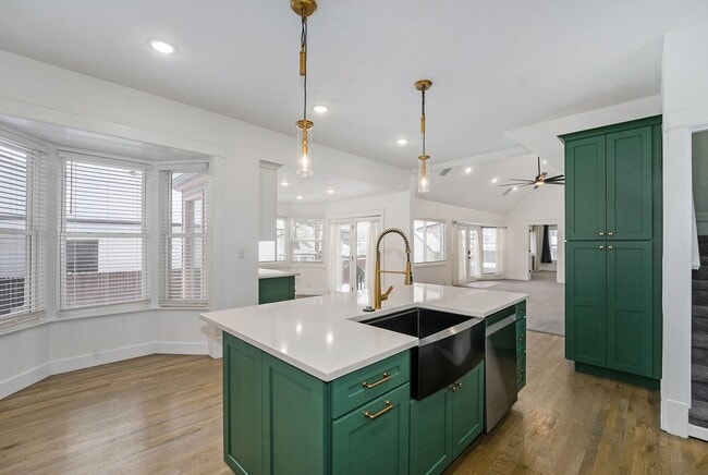 Foto del edificio - 4 Bed 2.5 Bath Available Now in Sloans Lake!