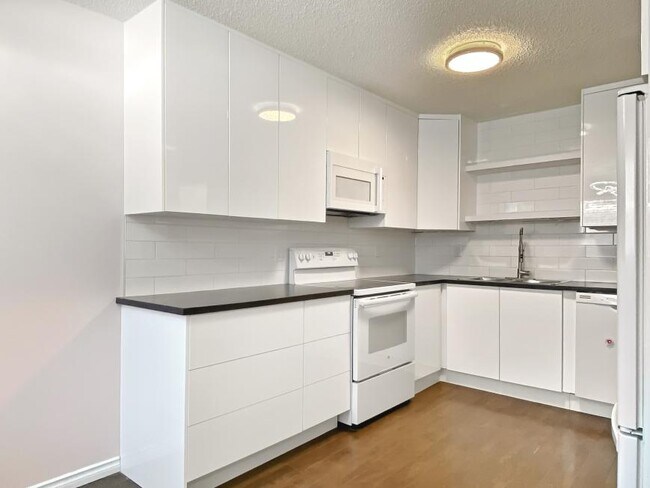 Building Photo - 3.0 bedroom in Calgary Alberta T2B 3V5