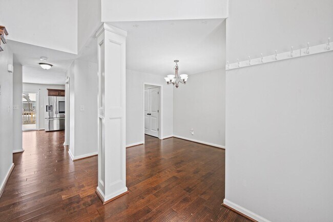 Building Photo - Spacious 3BR Home with Bonus Room, Fireplace & Fenced Yard