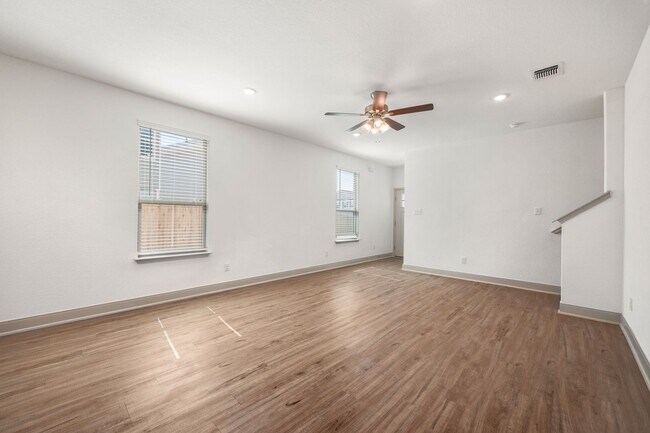 Foto del edificio - $1000 Deposit Move in Special !!!  Brand N...