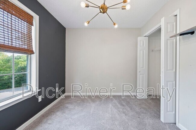 Building Photo - 213 Valley Dr