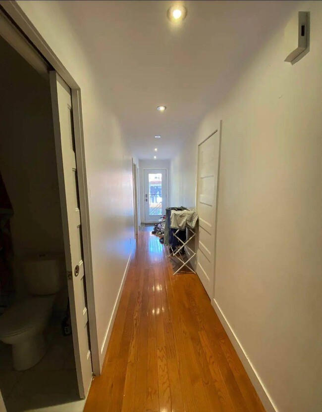 Building Photo - 3710 Av Coloniale