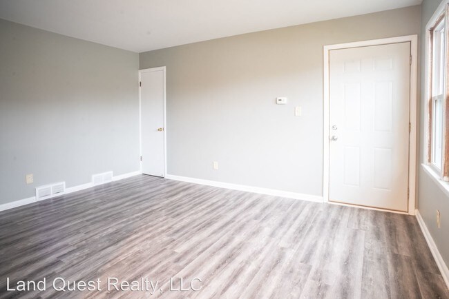 Foto del edificio - 2 br, 1 bath Apartment - 523 3 Mile Rd.